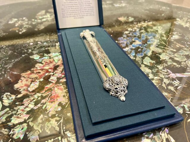 هدیه "یهودی " هرتزوگ برای پادشاه بحرین هدیه "یهودی " هرتزوگ برای پادشاه بحرین