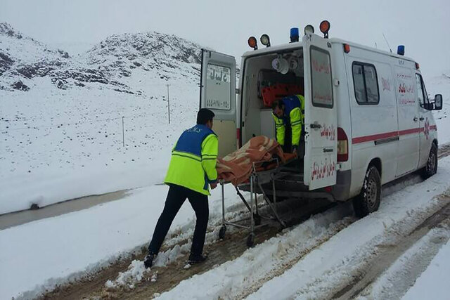 عکس تزئینی است نجات مادر باردار گرفتار در برف و کولاک توسط راهداران خدابنده