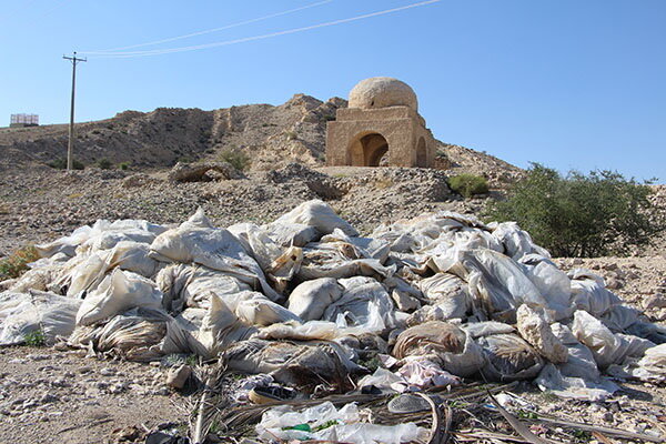 زبالههای رها شده در اطراف آتشکده ۱۷۰۰ ساله بوی بد، تجاوز به حریم و شعارنویسی در یک آتشکده ساسانی!