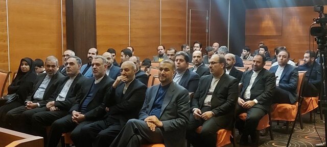 میز مذاکره را ترک نمی کنیم/ علیرغم تحریم ها برترین امکانات دفاعی و سلاح ها را در اختیار داریم میز مذاکره را ترک نمی کنیم/ علیرغم تحریم ها برترین امکانات دفاعی و سلاح ها را در اختیار داریم