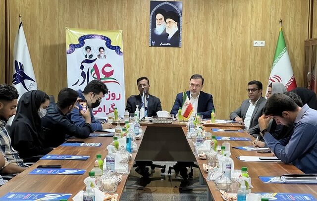 مواضع و حرکت دانشجویان همچون چراغ راه عمل است