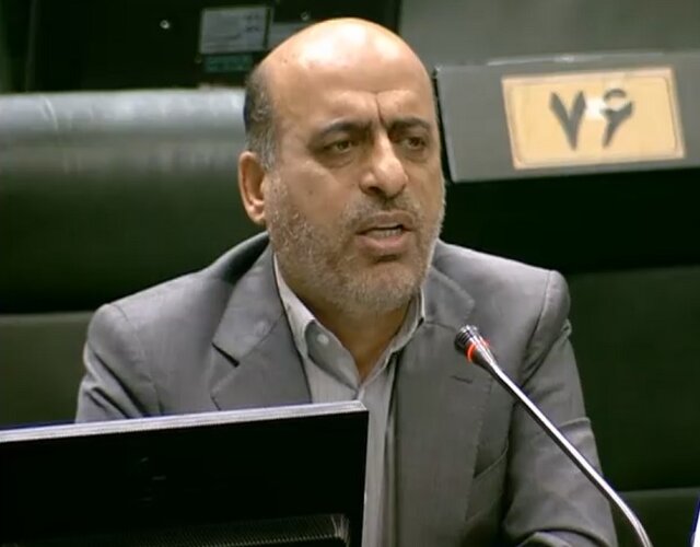 تا بستر سرمایه گذاری فراهم نشود مردم به هر قیمتی ارز موجود در بازار را به خانه میبرند تا بستر سرمایه گذاری فراهم نشود مردم به هر قیمتی ارز موجود در بازار را به خانه میبرند