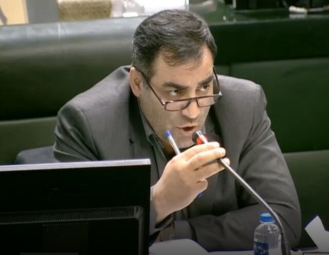 حسینی: مسئولان مرتبط با بورس به صحن مجلس فراخوانده شوند حسینی: مسئولان مرتبط با بورس به صحن مجلس فراخوانده شوند