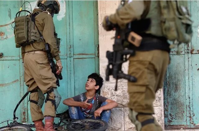 هاآرتص: اسرائیل سالانه ۲۰۰۰ کودک فلسطینی را بازداشت میکند هاآرتص: اسرائیل سالانه ۲۰۰۰ کودک فلسطینی را بازداشت میکند