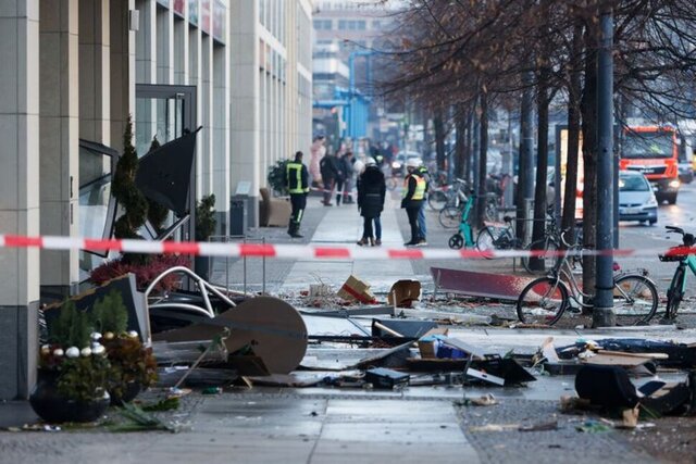 عکس: رویترز ترکیدن آکواریوم حاوی یک میلیون لیتر آب در برلین/ ۲ تن زخمی شدند