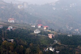یکی از بزرگترین آسیبهایی که پیامد اینگونه ساختوسازها است پدیده بومیزدایی و مهاجرت افراد بومی است ورود چنین اشخاصی در این مناطق موجب میشود که در درجه اول قیمت املاک به تبع آن قیمت اجناس و ملزومات اساسی و کالاهای مصرفی رشد چشمگیری داشته باشد و افرادی که خانوادههایشان صدها سال در این نواحی ساکن بودهاند با شرایطی مواجه خواهند شد که عملا توان اقتصادی آنها یاری مقابله با شرایط موجود و پیش آمده را ندارد.