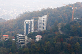ساختوسازها در مناطق جنگلی در شرایطی طی سالهای اخیر با افزایش قیمت سرسام آور، توجیه شدید اقتصادی پیدا کرد که براساس بررسی ما، ویلاهای فوق لاکچری در مناطق معروف، گاه همقیمت منازل مسکونی شمال تهران تا متری ۱۰۰ میلیون تومان نیز معامله میشوند.
