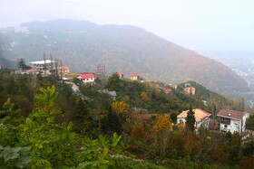 امروز در نقطه نقطه استان مازندران ساختوسازهای زیادی را مشاهده میکنیم که از نابودی اراضی جنگلی، باغی و کشاورزی این استان شکل گرفتهاند به طوری که از غرب استان تا به مرکزیت مازندران برسید، متوجه به هم وصل شدن سطح مسافت شهرها میشوید و بافت روستایی این استان نیز با ساخت اصطلاحاتی چون مجتمعهای ساختمانی، شهرکها و ویلاهای ساحلی و جنگلی دیگر به شکل گذشته دیده نمیشود.