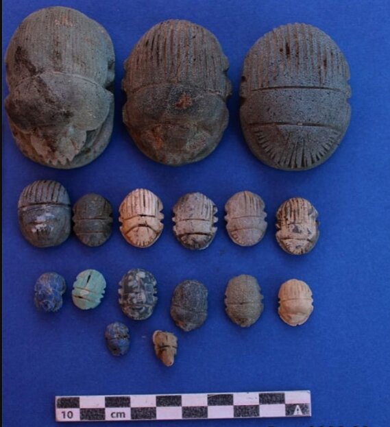 کشف ۲۰ گور باستانی و تکههای طلا در مصر