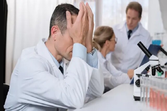 عکس تزئینی است یکی از پُر استنادترین دانشمندان جهان به مدت ۱۳ سال تعلیق شد