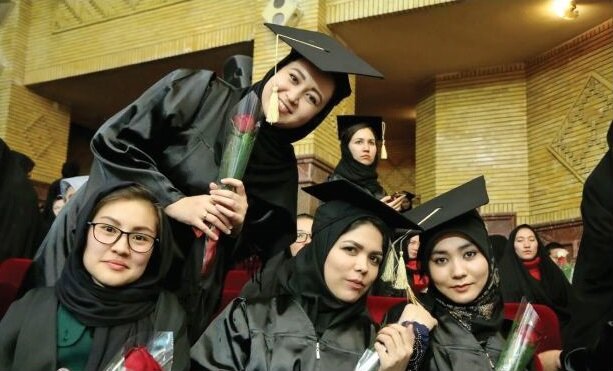 از رنجی که دختران افغان برای دانستن می برند تا امکان ادامه تحصیل در ایران از رنجی که دختران افغان برای دانستن می برند تا امکان ادامه تحصیل در ایران