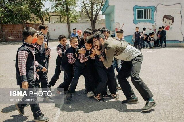 عکاسی که معلم شد/اداره کلاس مختلط سخت تر است!