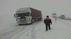 امدادرسانی به ۱۰تریلی گرفتار در برف دامغان/ واژگونی ۲خودرو در راه‌های برفی سمنان