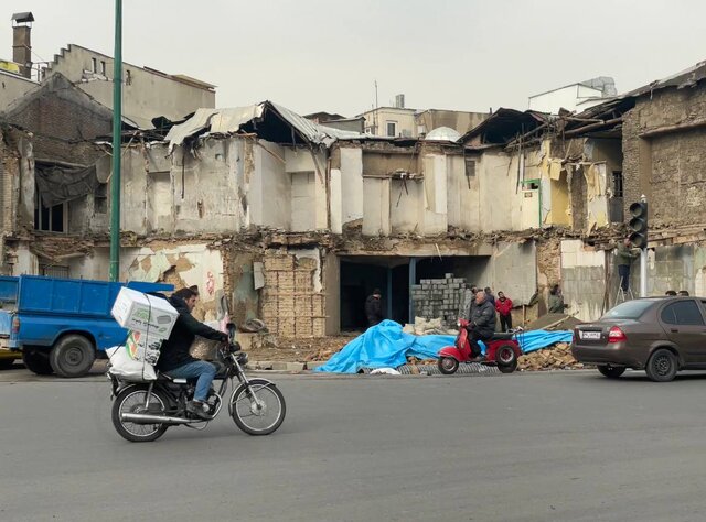 عکسهای این گزارش را خبرنگار ایسنا، چهارم دی ماه ۱۴۰۱ ثبت کرده است ساختمان «کفش ملی» تخریب شد