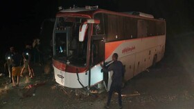 انحراف اتوبوس بندرعباس - همدان در استان کرمان/ مصدومیت ۱۳ نفر