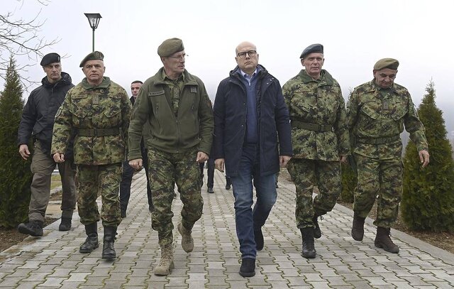 وزیر دفاع صربستان، میلوش ووچویچ (وسط) با میلان مویسلوویچ، رئیس ستاد ارتش صربستان(چپ) نیروهای مسلح صربستان در حالت آماده باش جنگی بالا قرار گرفتند