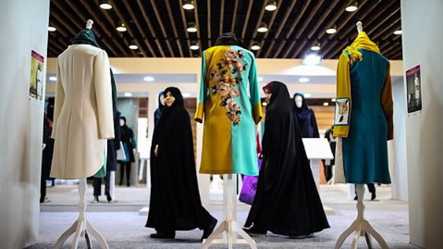 عکس تزئینی است هم تئاتر است هم نمایشگاه!