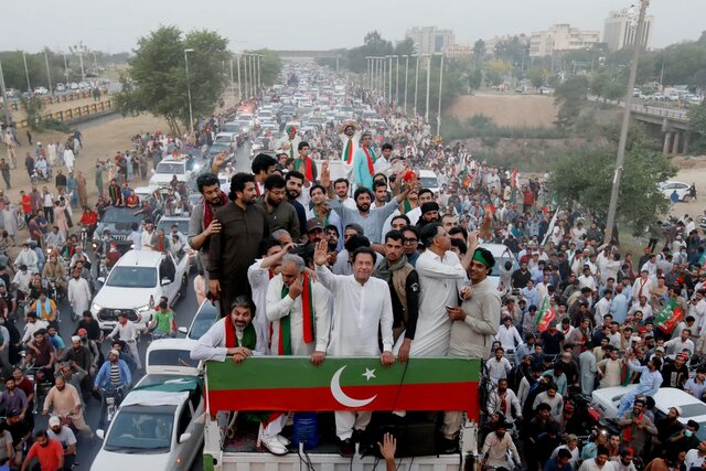 حمله پلیس پاکستان به تجمع حامیان عمران خان با گاز اشک‌آور و آب‌پاش 