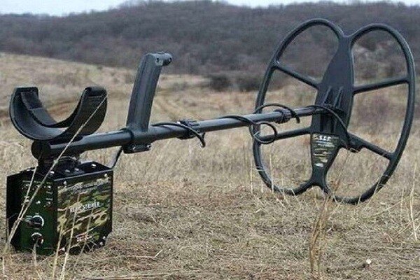 دستگاه فلزیاب - تصویر آرشیوی است کشف اشیای تاریخی در دلفان