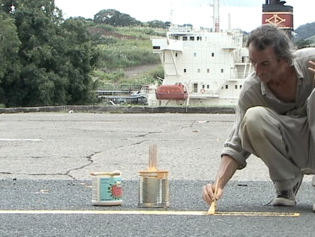 هنرمندی که خط های خیابان را پررنگ می کند!