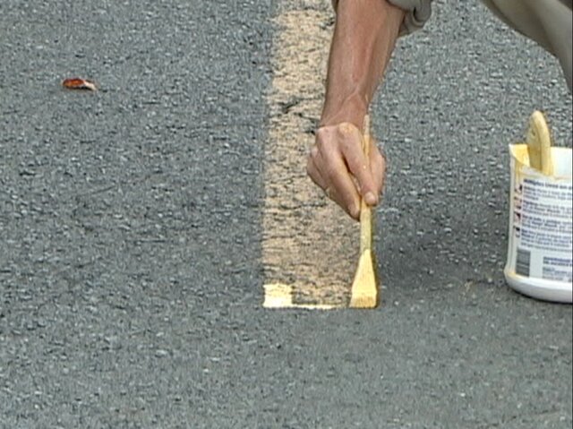 هنرمندی که خط های خیابان را پررنگ می کند!