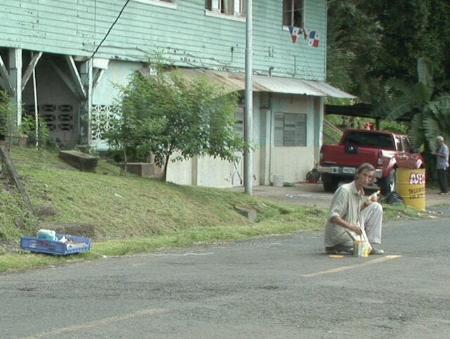 هنرمندی که خط های خیابان را پررنگ می کند!