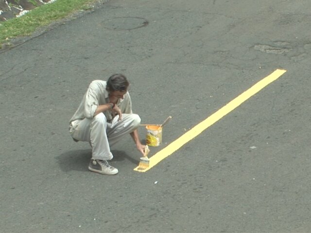 هنرمندی که خط های خیابان را پررنگ می کند!