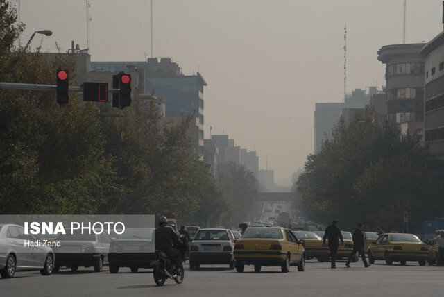 پاسکاری هوای غبارآلود بین «قرمز» و «بنفش» پاسکاری هوای غبارآلود بین «قرمز» و «بنفش»