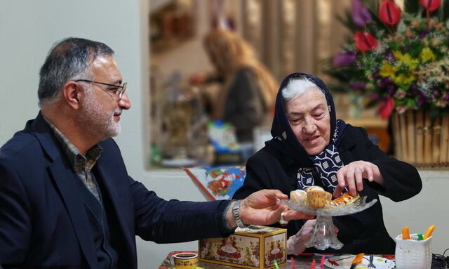 حضور زاکانی در منزل خانواده اولین شهید مسیحی دفاع مقدس