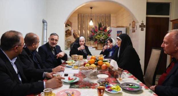 حضور شهردار تهران و دو نماینده مجلس در منزل اولین شهید مسیحی دفاع مقدس حضور شهردار تهران و دو نماینده مجلس در منزل اولین شهید مسیحی دفاع مقدس