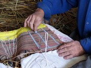 یک سوزن به خود می زند و یک جوالدوز به روزگار