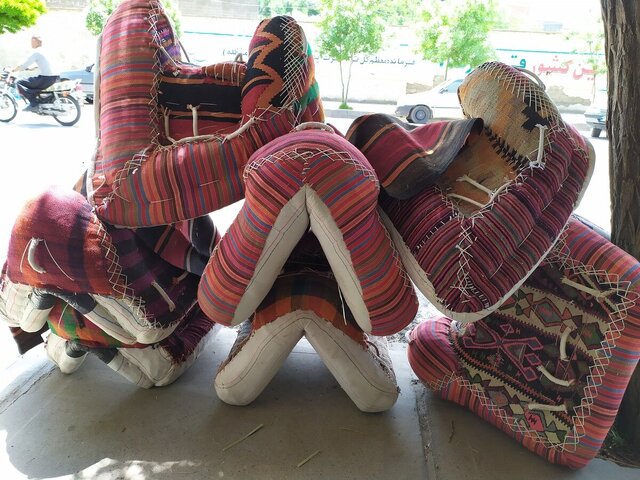 یک سوزن به خود می زند و یک جوالدوز به روزگار