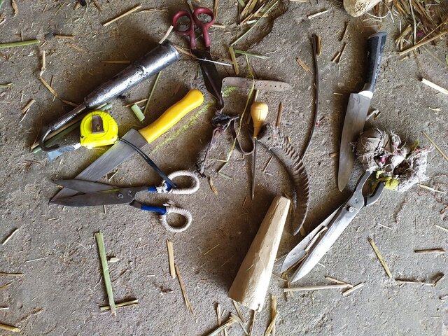 یک سوزن به خود می زند و یک جوالدوز به روزگار