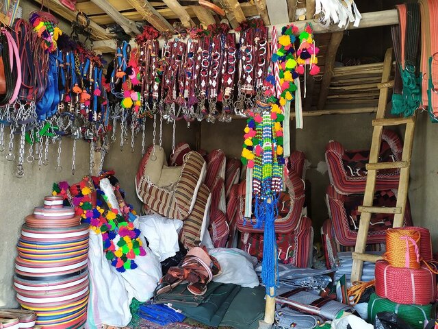 یک سوزن به خود می زند و یک جوالدوز به روزگار