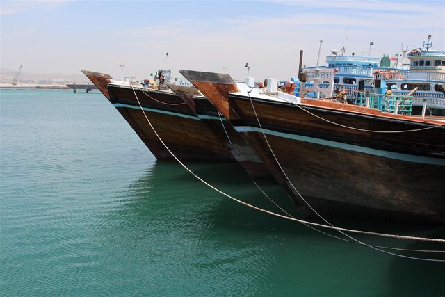عکس تزئینی است توقیف سه شناور صیادی به دلیل صید ترال در بندر دیلم
