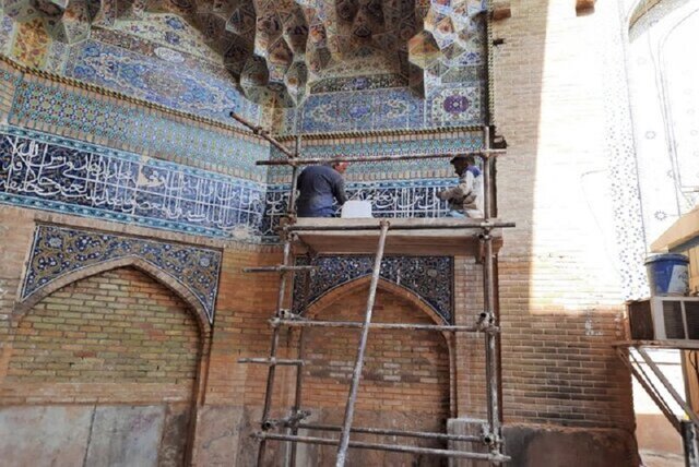 مرمت کتیبه مسجد جامع عتیق شیراز کامل شد 