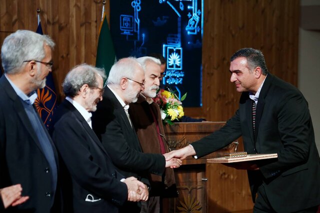 انتقاد از دانشجویانی که پایاننامههای خود به دلالان میسپارند