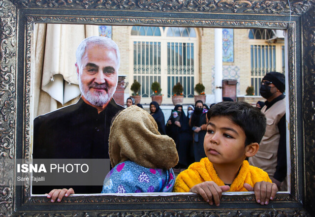 گردهمایی ۲۰۰۰ نفره کودکان و نوجوانان تهرانی برای حاج قاسم در میدان آزادی