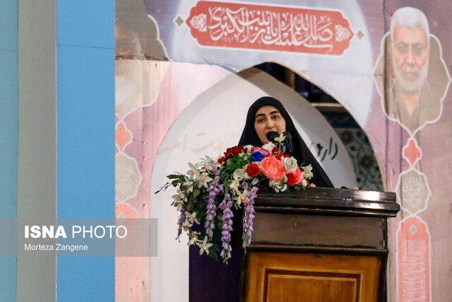 عکس آرشیوی است زینب سلیمانی: مسئولان گرههای مردم را با فداکاری باز کنند