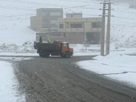 برفروبی و نمک پاشی معابر ارومیه در حال انجام است