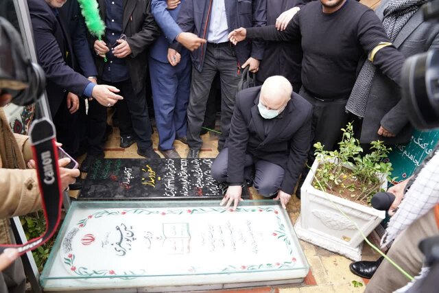 ادای احترام رئیس مجلس و فرمانده سپاه قدس به سردار حاج قاسم سلیمانی ادای احترام رئیس مجلس و فرمانده سپاه قدس به سردار حاج قاسم سلیمانی