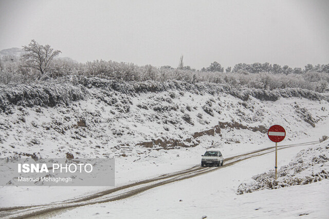عکس آرشیوی است بارش برف و باران در محورهای مواصلاتی ۸ استان/ ترافیک روان در اکثر جادهها