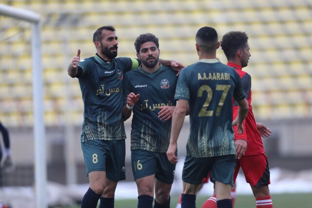 شمس آذر با توپ پر به سمت لیگ برتر فوتبال