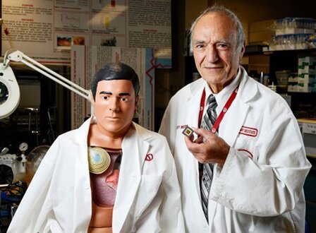 عکس دریافتی است داستان پرهیجان کشاورزی که مُبدع نخستین پمپ قلب مصنوعی جهان شد