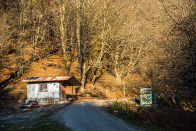 ورودی «لندفیل» در شهر زیراب توسط ماموران شهرداری کنترل میشود، اما به نظر میرسد نظارت کمتری روی مکانِ دفن زبالهها وجود دارد.