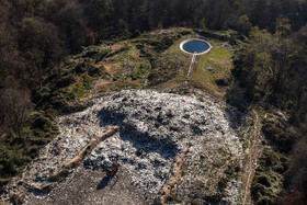 حوضچۀ دایرهای شکل که محل جمعآوری شیرابههای زباله است.