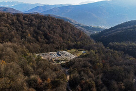 دپوی زباله در دل جنگلهای هیرکانی منطقه «چندلا»، در جاده «بهمنان» در شهر «زیراب» استان مازندران