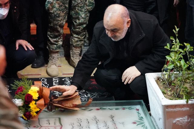 فرمانده کل سپاه به مقام سردار حاج قاسم سلیمانی ادای احترام کرد