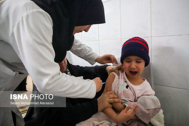 عکس تزئینی است کودکان سیستانی و بلوچستانی بر علیه بیماری سرخک و سرخجه واکسینه میشوند