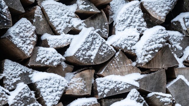 فنلاندی‌ها در حال ذخیره سازی هیزم هستند